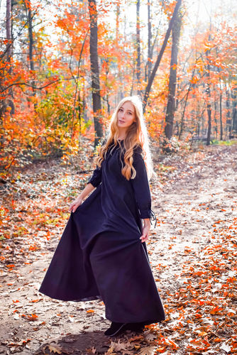 MAGLA medeltida klänningen svart