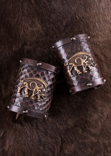 BASSE - Armbeskyttelse med keltisk vildsvin-motiv, læder, par