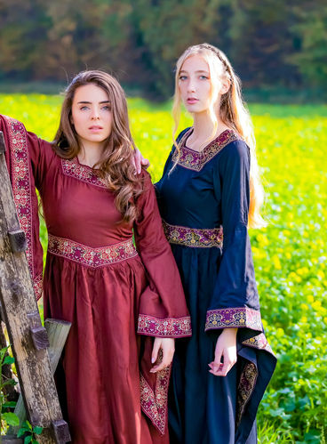 KILA, middelalder kjole, sort eller rød