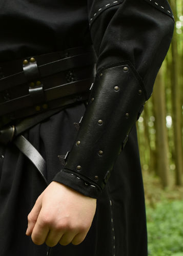YNGVI - Armbeskytter, sort læder med nagler