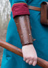 YNGVI - Armskydd i brunt läder med nitar