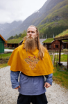 BJOMOLF, viking ullhette med broderi, gul