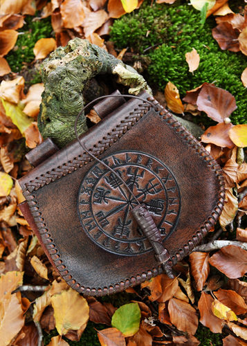 Bæltetaske af læder med drageprægning, brun