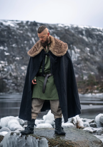 WULF, vikingamantel med fuskpäls, ull svart